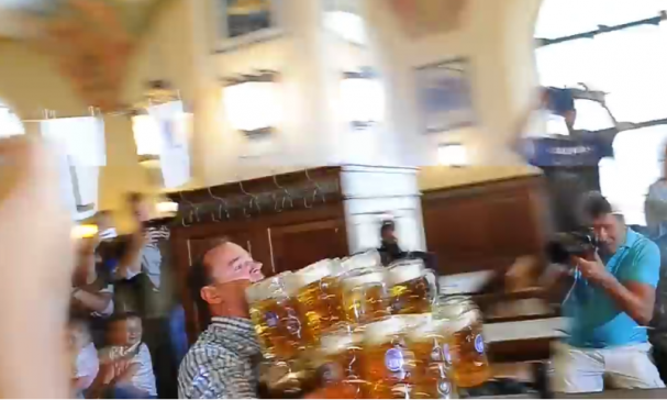Man breekt wereldrecord bier serveren